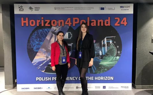 Przedstawicielki Centrum na ściance organizatora 